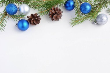 Beyaz bir arka plan üzerinde Noel ağacı oyuncaklar. Noel süsleri