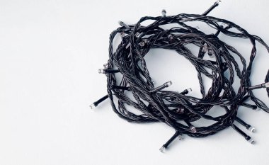 Beyaz bir arka plan üzerinde Noel ağacı oyuncaklar. Noel süsleri