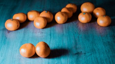 Masanın üzerine taze mandalina bir kompozisyon öğleden sonra.
