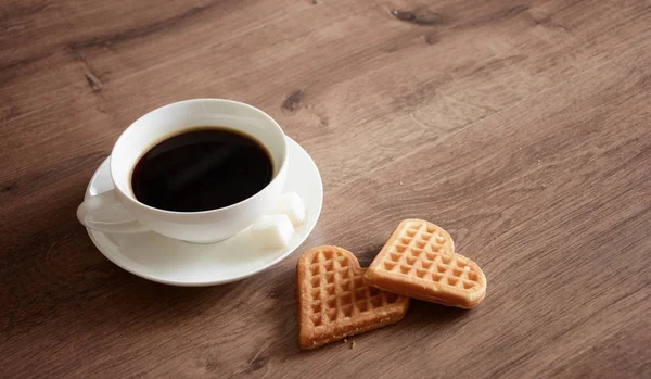 Objekte auf einem Holztisch eine Tasse Kaffee — Stockfoto