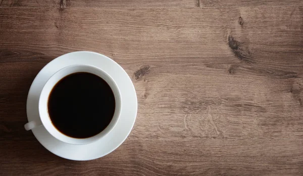 Ahşap masa kahve nesnelerde