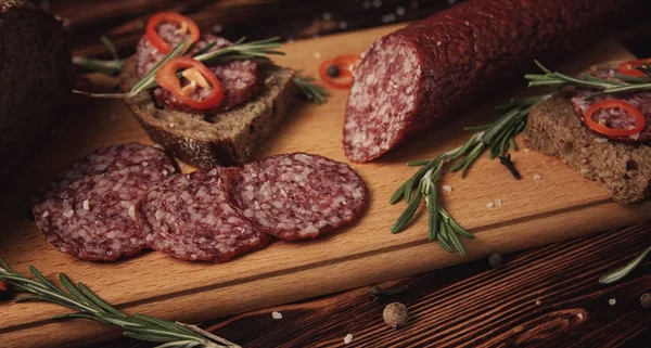 Tahtada tütsülenmiş sosis.