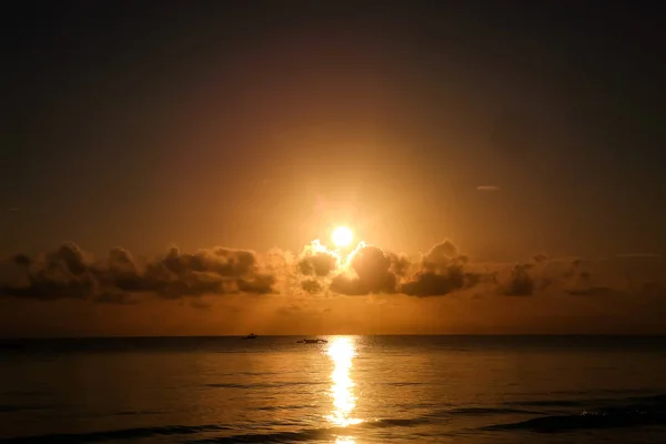 Puesta de sol en la playa por la noche. Amanecer en el mar hermoso. La. — Foto de Stock