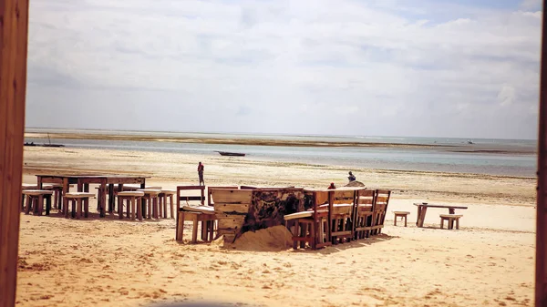Table et chaises en bois sur la plage. Meubles pour se prélasser sur — Photo