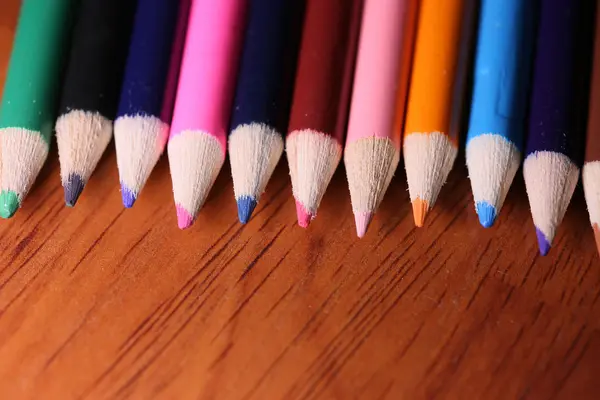 Lápices multicolores sobre la mesa. Una pila de lápices de colores ti — Foto de Stock