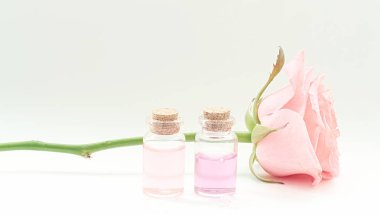 Aromaterapi. Küçük cam şişe kozmetik yağlar ile. Banyo tuzu.