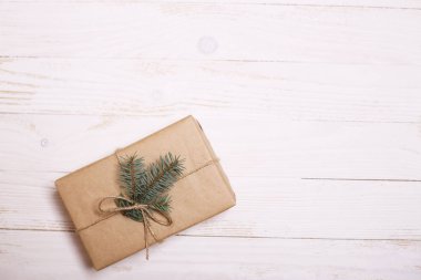 Süslemeleri ve Noel ağacı Beyaz ahşap zemin üzerinde