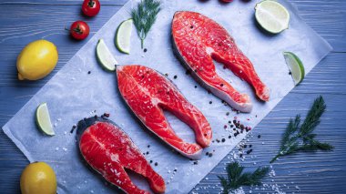 Balık yemek için masaya dilimlenmiş. Lezzetli deniz ürünleri yemeği. Tr