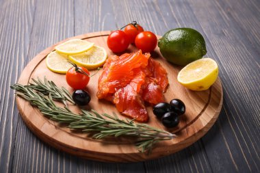 Balık yemek için masaya dilimlenmiş. Lezzetli deniz ürünleri yemeği. Tr