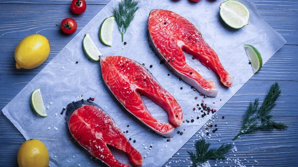 Balık yemek için masaya dilimlenmiş. Lezzetli deniz ürünleri yemeği. Tr