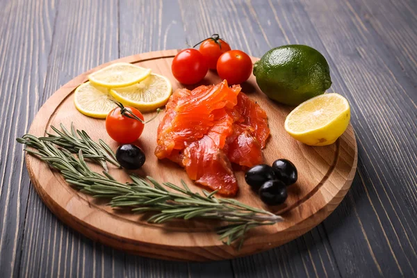 Balık yemek için masaya dilimlenmiş. Lezzetli deniz ürünleri yemeği. Tr