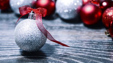 Noel topları ve tinsel evi dekore etmek için. Renkli garla