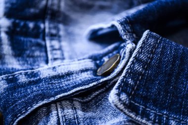 Denim giyim gözlük ile masanın üzerinde yatan. Mavi jeans wi