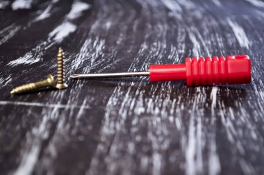 Masanın üzerinde yatan onarmak için tornavida. Mens ev işi. Düzeltme