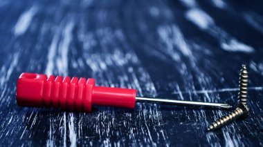 Masanın üzerinde yatan onarmak için tornavida. Mens ev işi. Düzeltme