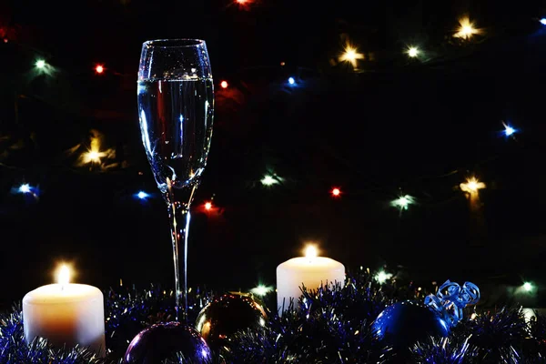 Hohe Gläser für Champagner. gute Neujahrsstimmung. Kerzen und Kerzen — Stockfoto