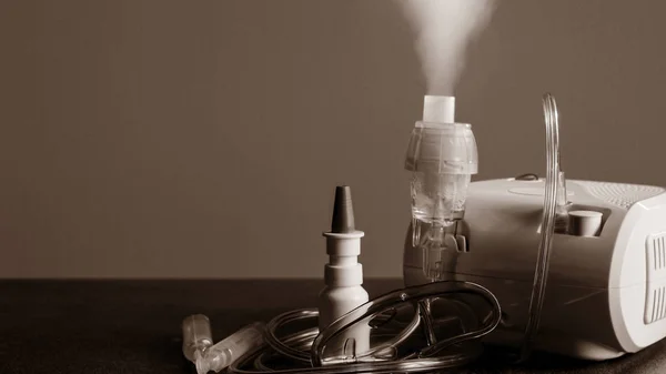 Nebulizator medycznych w leczeniu zapalenia oskrzeli. Przed kamerą — Zdjęcie stockowe
