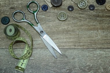 Makas ve ahşap arka plan üzerinde düğmeleri