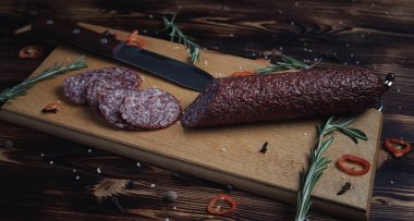 Tahtada tütsülenmiş sosis.