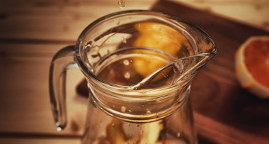 sıcak içecek portakal limon zencefil ve tarçın