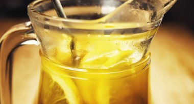 sıcak içecek portakal limon zencefil ve tarçın