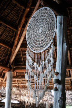 Tropikal palmiye ağaçları ile tatil evleri. Sıcak ülke için t