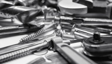 Gümüş rengi metal araçlar arka plan üzerinde çalışma