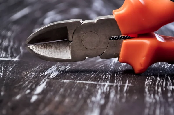 Pinze per lavori di riparazione sdraiato sul tavolo. Strumenti di riparazione nella h — Foto Stock