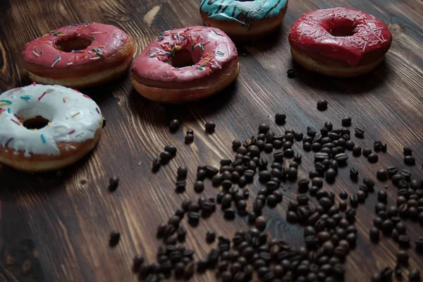 Las rosquillas dulces sobre el postre sobre el fondo de madera — Foto de Stock