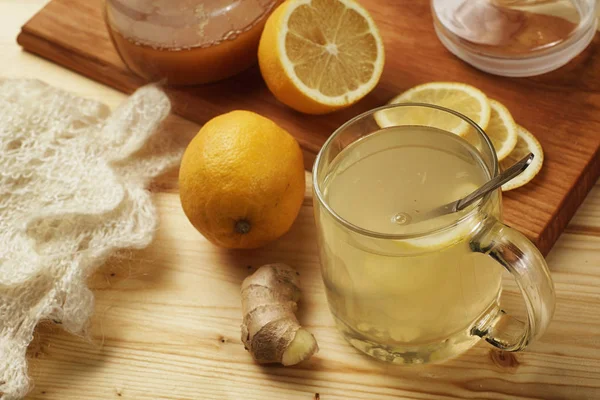 Um chá com limão e gengibre — Fotografia de Stock