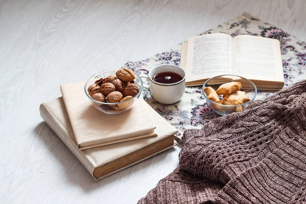 Kahve ve sabahları kahvaltı için lezzetli hamur işleri. Fındık