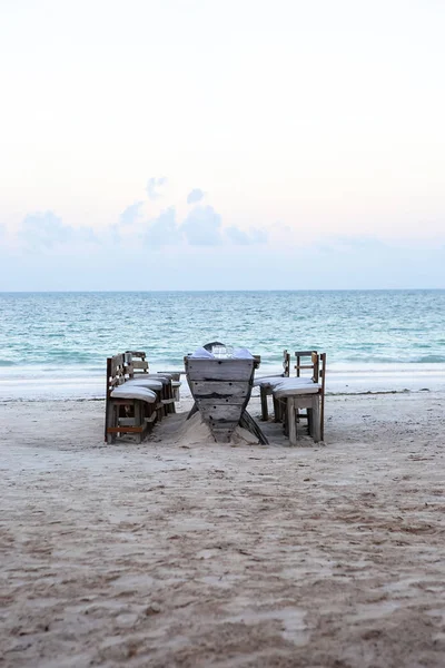 Drewniany stół i krzesła na plaży. Meble na wylegiwanie się na — Zdjęcie stockowe