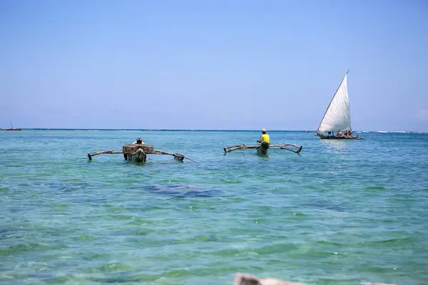 Lodě v zátoce slunného odpoledne oceánu. Rybářské lodě v th — Stock fotografie