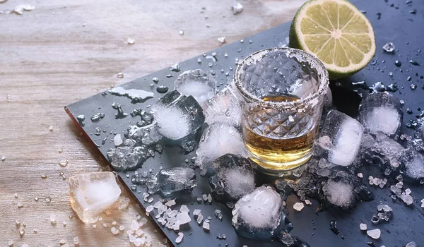 Arka plan ve kireç parçaları güçlü alkollü içkiler
