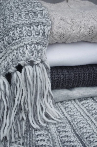 니트 스웨터와 타락 한 단풍 — 스톡 사진