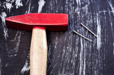 Tahta bir masanın üzerinde yatan onarmak için çekiç. Mens ev işi. Çalışırdı