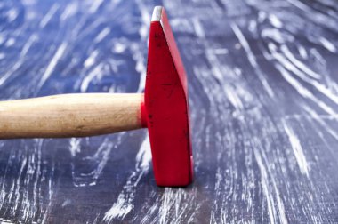 Tahta bir masanın üzerinde yatan onarmak için çekiç. Mens ev işi. Çalışırdı