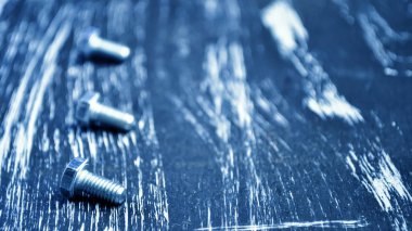 Fındık tahta bir masanın üzerinde yatan tamir için. Demir fındık ve vidalar f