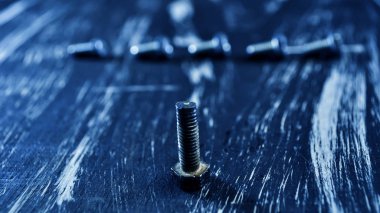 Fındık tahta bir masanın üzerinde yatan tamir için. Demir fındık ve vidalar f