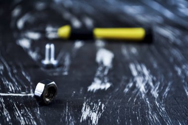 Fındık tahta bir masanın üzerinde yatan tamir için. Demir fındık ve vidalar f