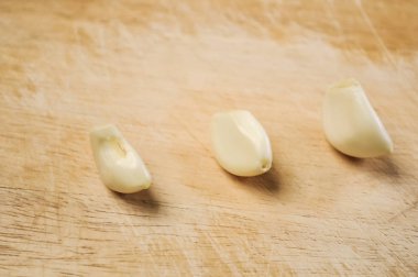 Masanın üzerine sarımsak karanfil bileşimi. Sağlıklı beslenme.