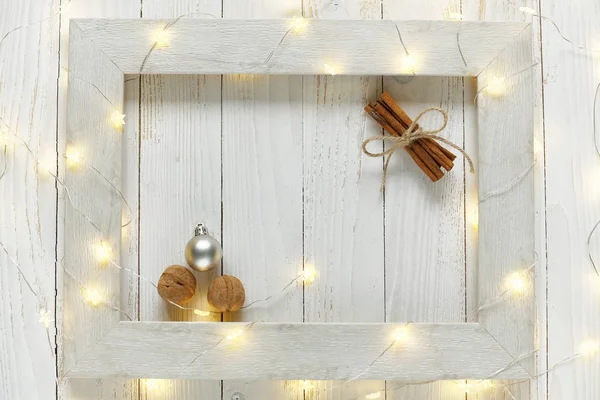 Nový rok pozadí světlé girlandy na dřevěné — Stock fotografie