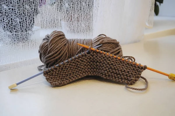 Grumos de fios e agulhas de tricô na mesa — Fotografia de Stock
