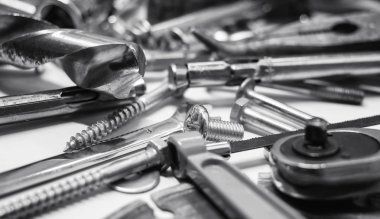 Gümüş rengi metal araçlar arka plan üzerinde çalışma