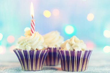 Mumlar yanan ile şenlikli cupcakes