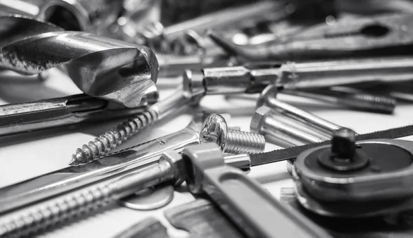 Gümüş rengi metal araçlar arka plan üzerinde çalışma