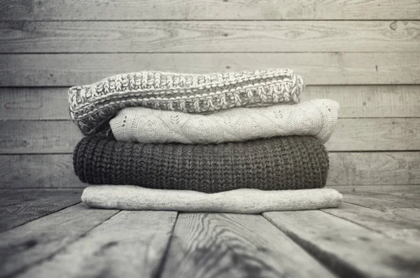 ニットのセーターや木製の背景の葉 — ストック写真