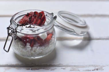 Tablo çilekli tatlı