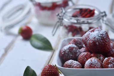 Tablo çilekli tatlı