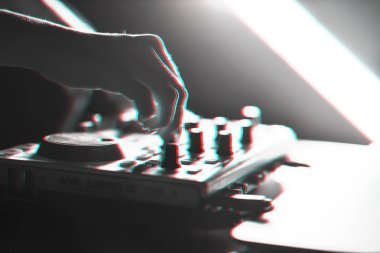 Dj mikser disko tarafından projektörler aydınlatılmış